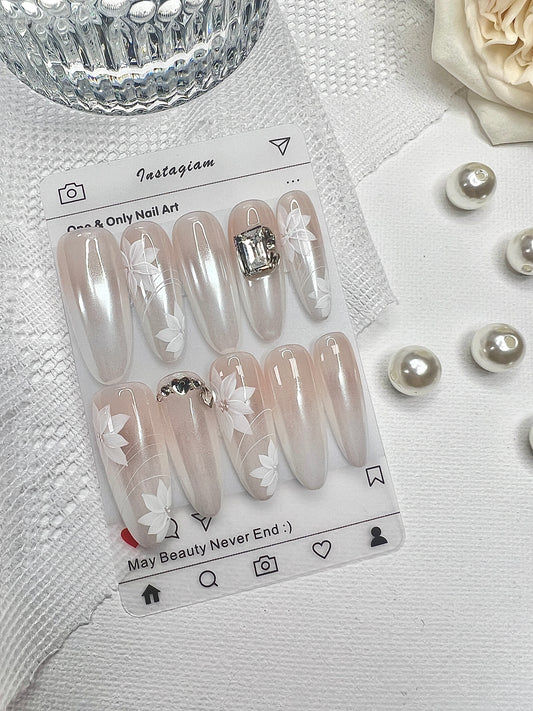 B40 Pearl White Flower