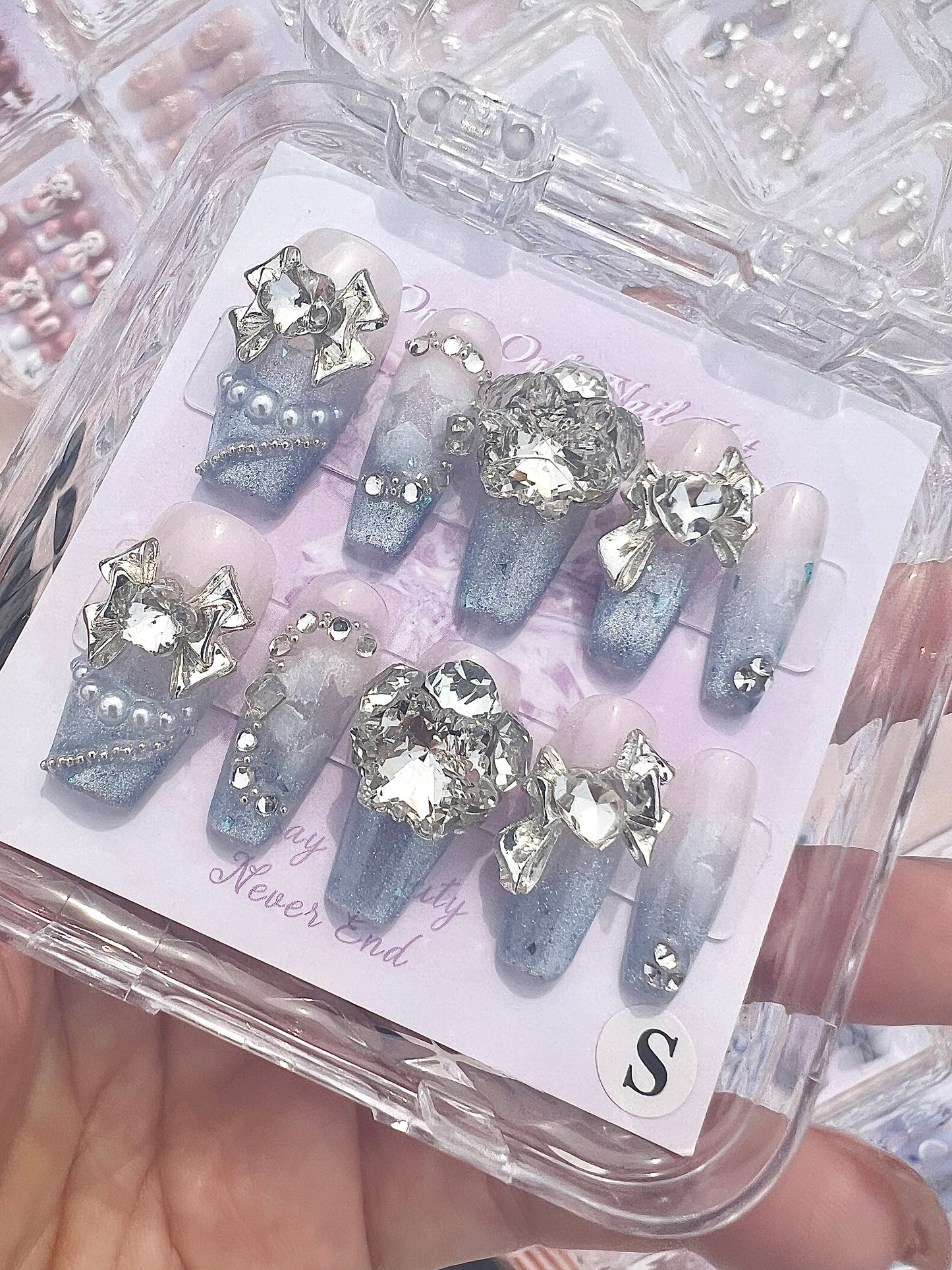 B70 Luxurious Diamonds