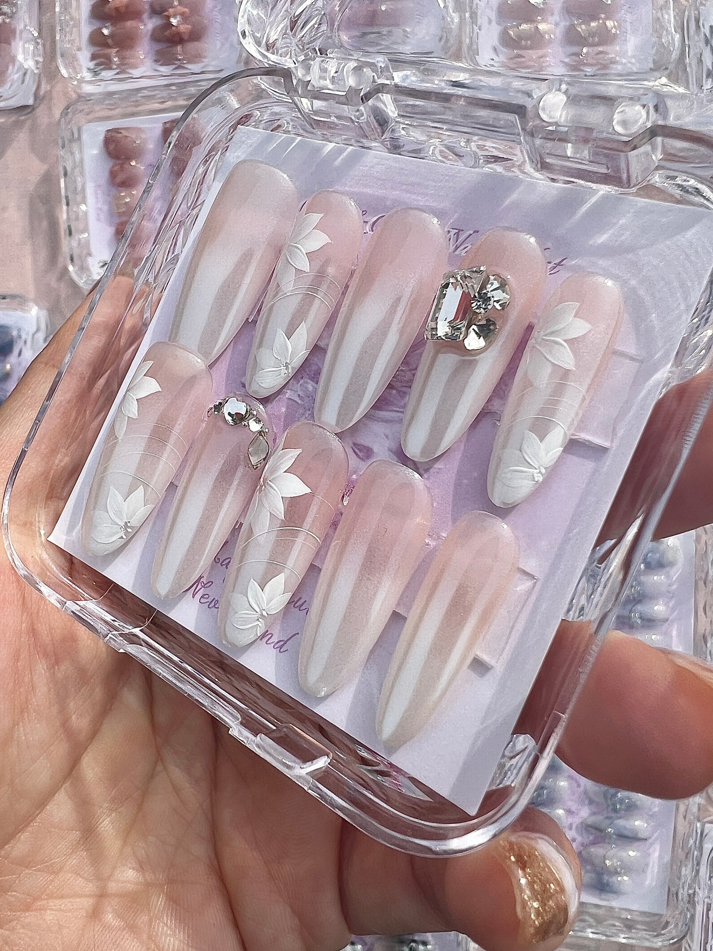B40 Pearl White Flower