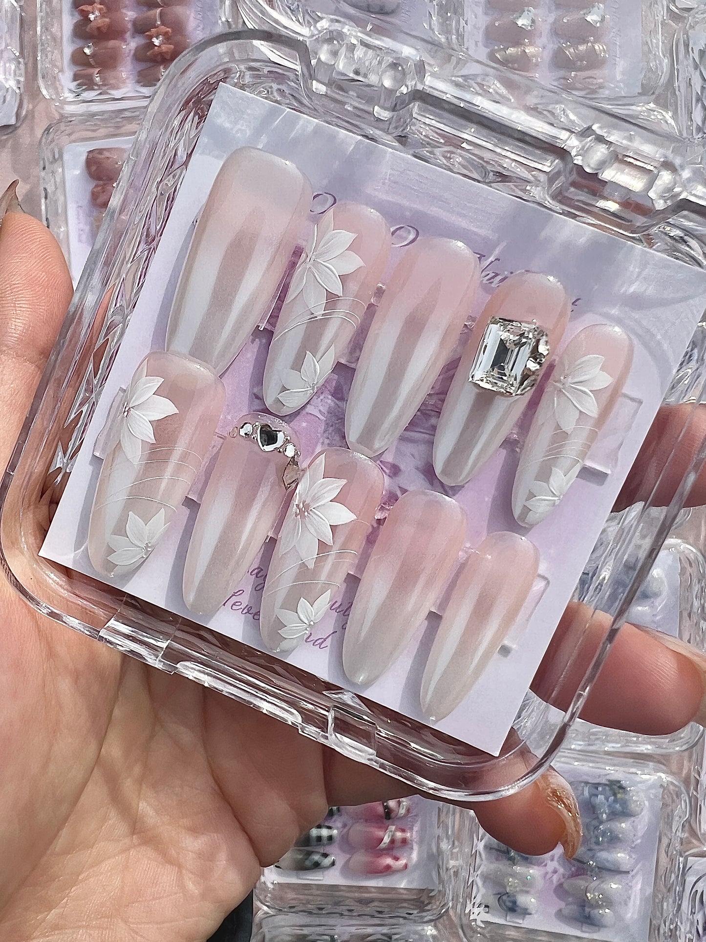 B40 Pearl White Flower